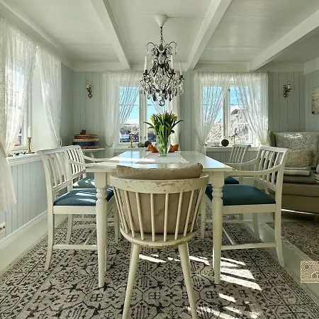 Feriehus Idyllic Seaside With Sauna & Private Dock Lillesand